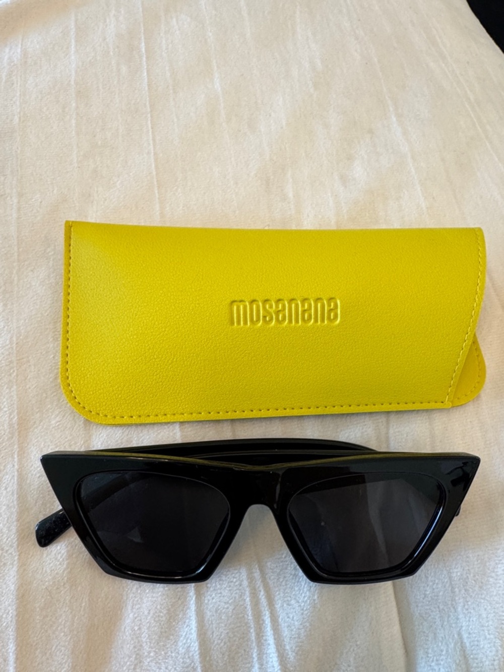 Mosanana Black Cat-Eye Sunglasses